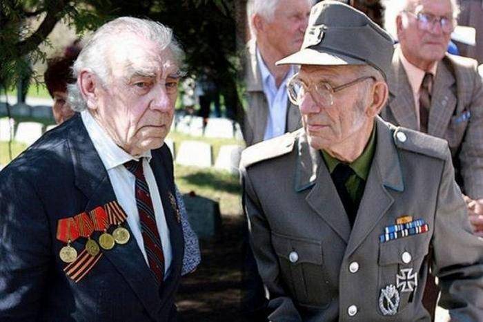 Lettland antagit en lag att utjämna veteraner i SOVJETUNIONEN och Nazi-Tyskland