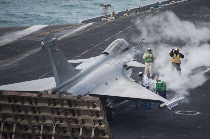 Op dem US-Fligerdréier fënnt franséisch Kampfjets