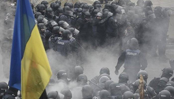 In front of the Parliament clashed between protesters and police