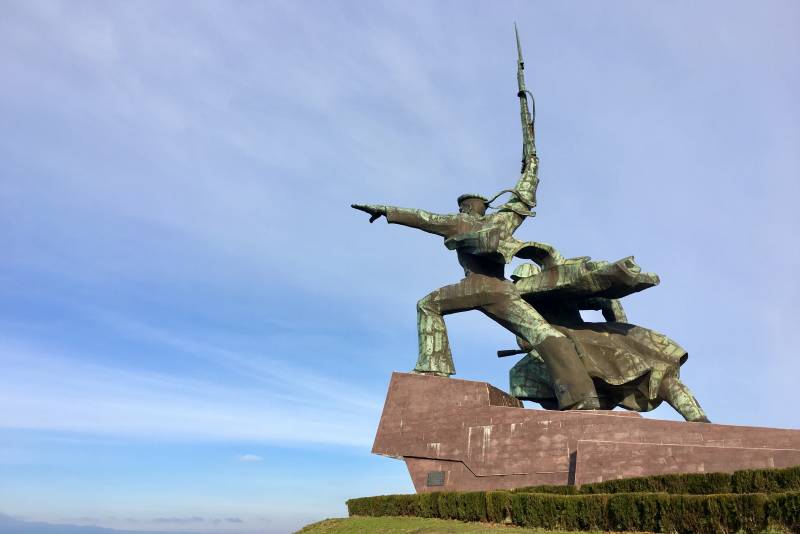 Кому нужен Мәңгілік алау Севастопольде?