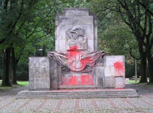 Aktivist ved navn Ged igen skændet de monument over Sovjetiske soldater i Polen