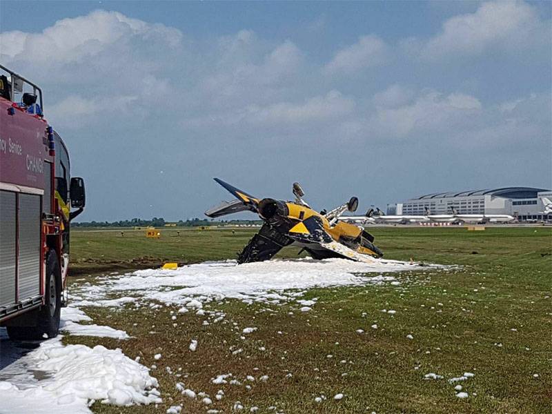 De Fluchhafe vu Singapur überschlug sech an ass a Flamen T-50