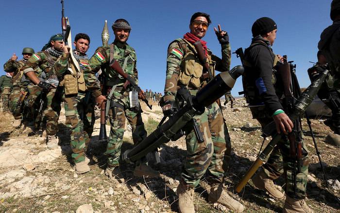 D ' Kurden an Afrin eng Mauer erhalen