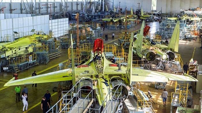 D ' Arméi vun der Russescher Federatioun am Joer 2018 kritt zéng Fliger su-35 a sechs su-27СМ3