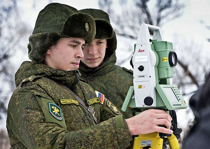 Topographes militaires ЮВО ont restauré les points d'etat de la topographie du réseau en Crimée