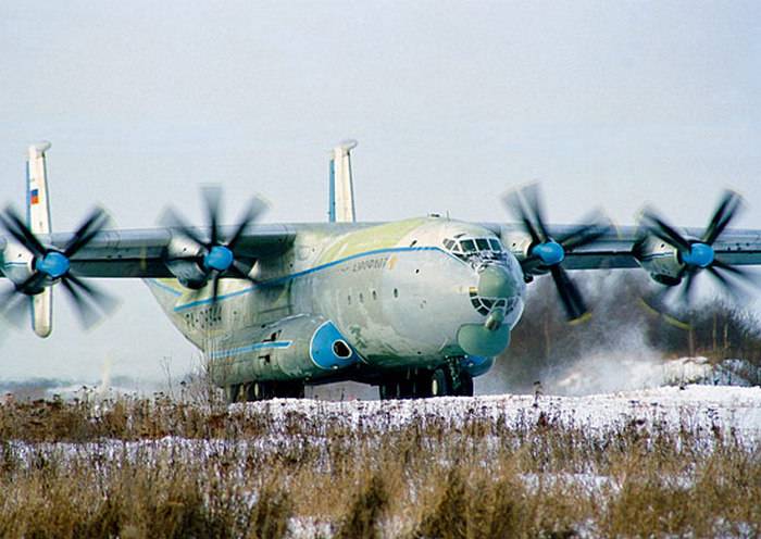 Die Besatzungen der schweren Militär-Transportflugzeug erfüllt Landung auf dem Sandplatz (Flugplatz