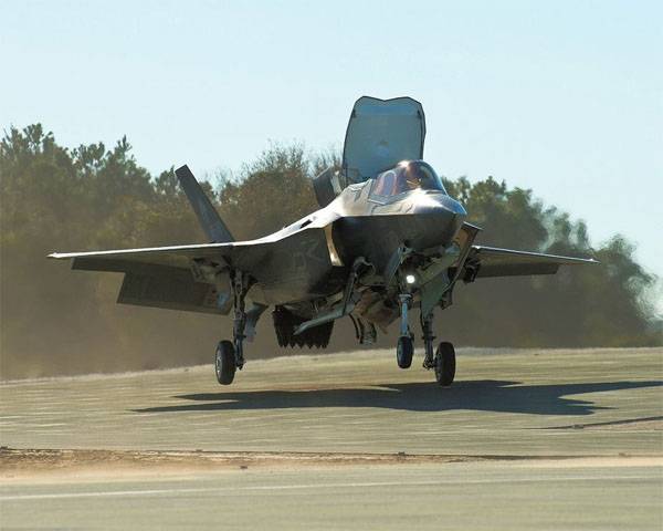 Die amerikanischen Piloten der F-35B arbeiten die vertikale Landung auf dem Deck der UDK 