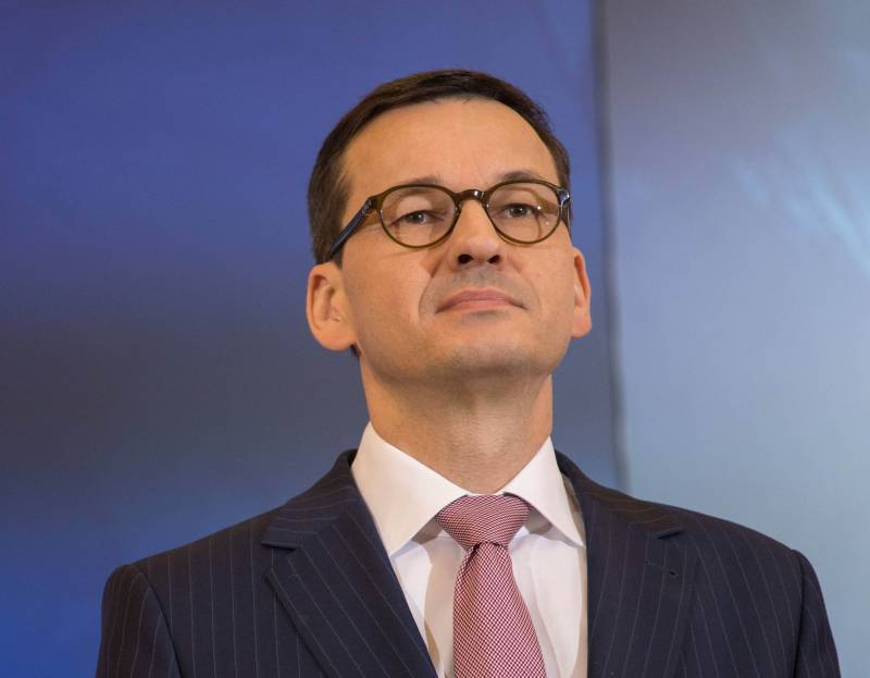 De polnesche Premier huet Bohdan Chmelnyzkyj an eng Rei mat dem Adolf Hitler