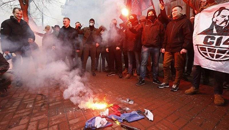 У Кіеве радыкалы ўварваліся ў будынак Рассупрацоўніцтва