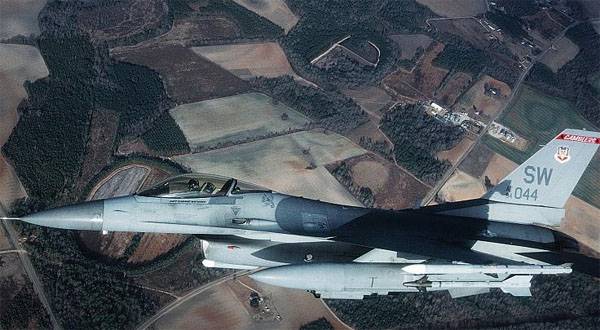 F-16 sjunkit tankar i närheten av fiskebåtar i Japan