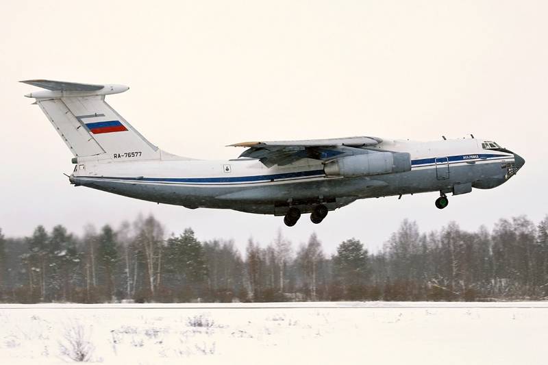 D ' Equippe vum Transport-Il-76MD erfëllt бомбометание a Maachen aus авиапушек