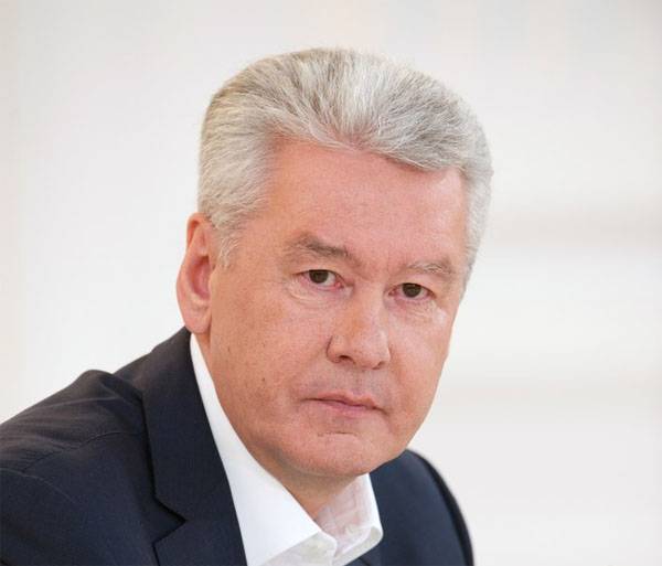 Perséinleches: Op Uleies vum Ksenia Sobchak zu Moskau eröffnen Namensschild Boris Nemzow