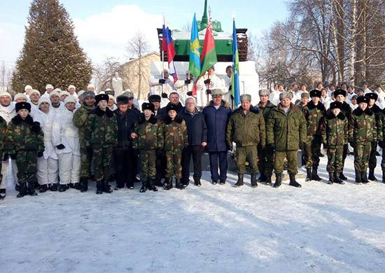 Fallskärmsjägare från Ryssland och Vitryssland gjort en räknare skidresan i ära av hundraårsminnet av röda Armén