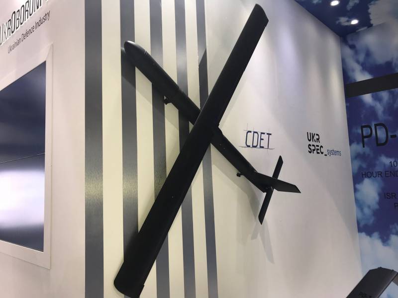 D ' Ukrain gewisen op der Foire zu Abu Dhabi UAV (барражирующий Munitioun) RAM UAV