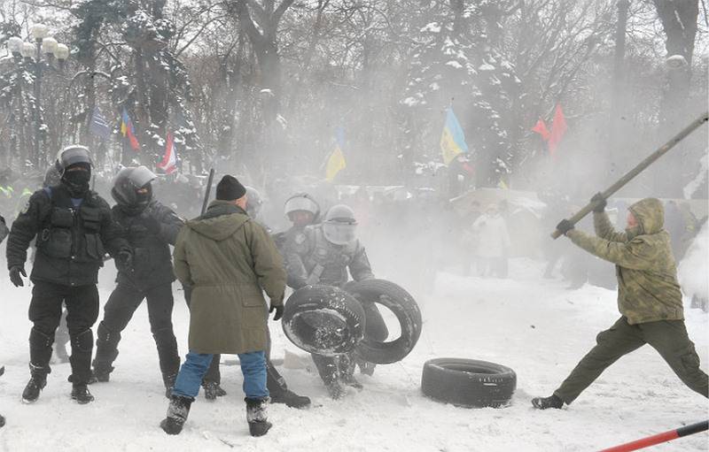 Пад будынкам Рады ў Кіеве адбыліся сутыкненні паліцыі з протестущими