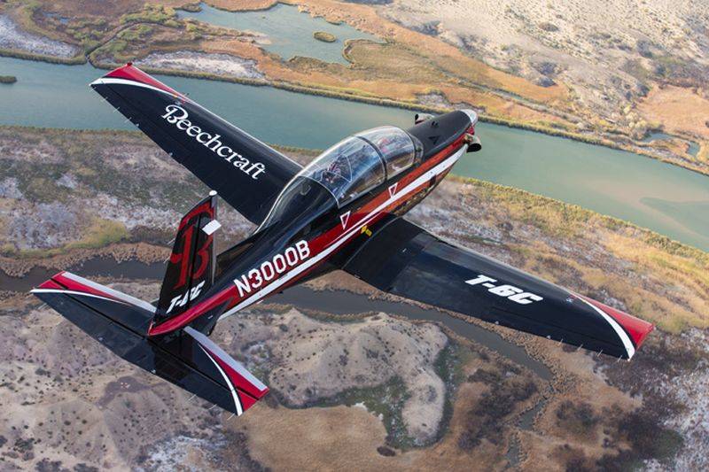 Den amerikanesche Lehr-Trainingsflugzeug T-6C TEXAN II