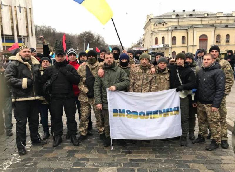 Двое ўдзельнікаў АТА вярнулі Парашэнка ўзнагароды