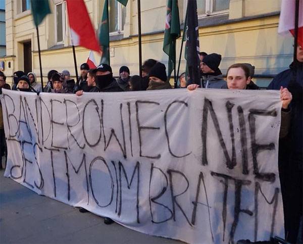 The meeting in Warsaw at the Ukrainian Embassy: 
