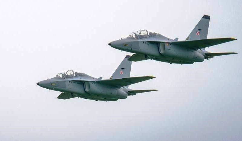 La pologne a acheté en Italie 4 de la formation d'un avion