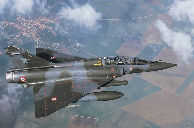 Ënner der Plinthe. Paräis gelueft d ' militäresch muecht vun der europäescher Kollaborateur