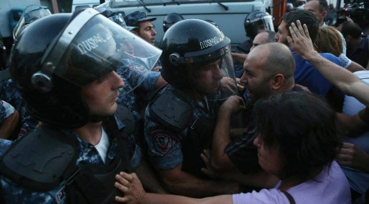 Вірменія на порозі «оксамитового» суїциду