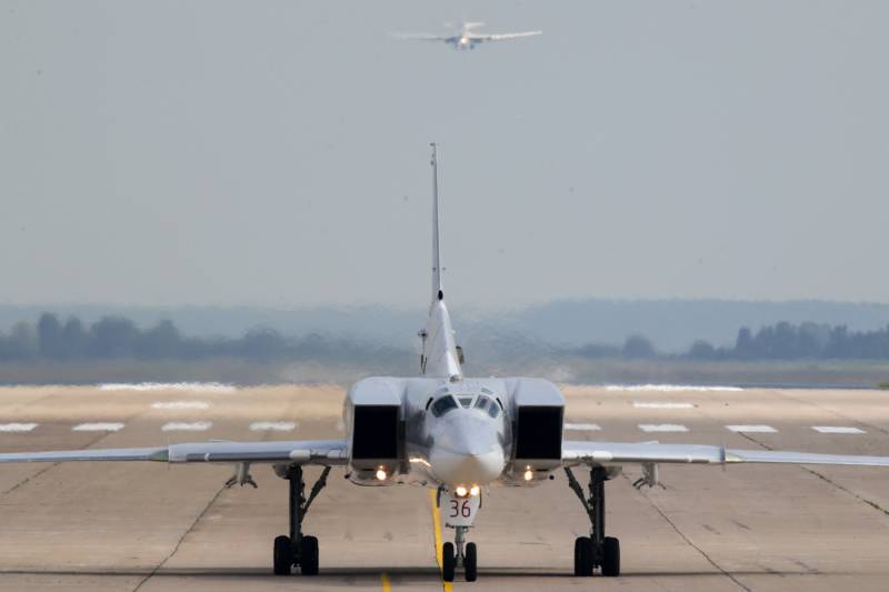 Eng Variant vum Tu-22M3 klammen an den Himmel am August