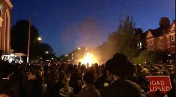 Explosioun op engem jiddeschen Feierdag zu London. Et gëtt Affer