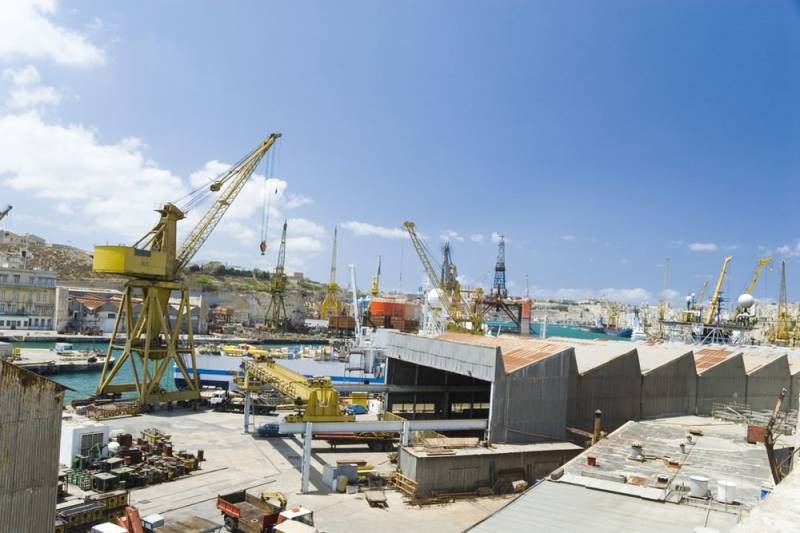 Crushed by the crane. The accident seriously injured an unfinished Indian frigate