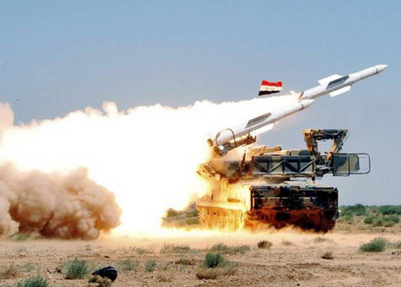 La moitié des missiles abattu. Ministère de la défense de la fédération de RUSSIE a appelé le résultat d'un travail de défense aérienne de la Syrie lors de l'impact d'Israël