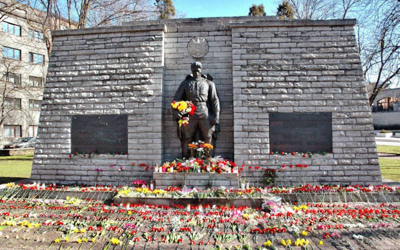 Дзень Перамогі ў Эстоніі. Бронзавы салдат у Таліне патанае ў кветках