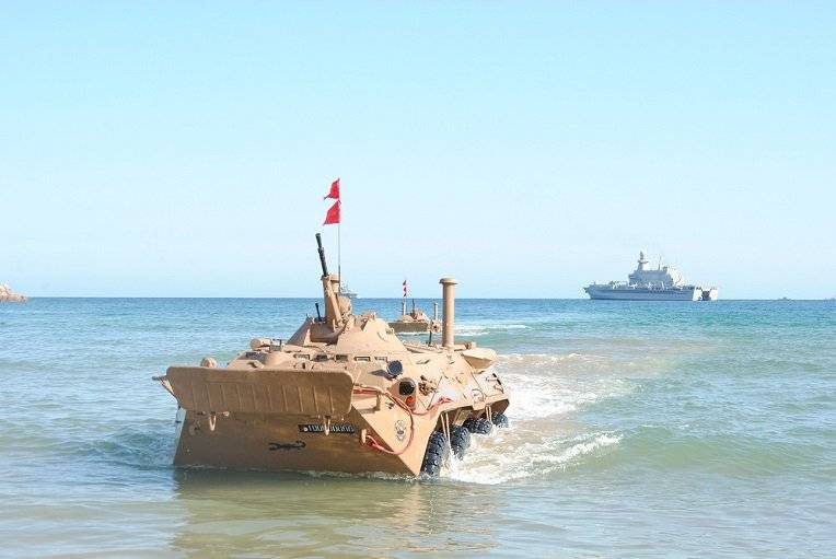 Algeresch BTR-80 op der Léier