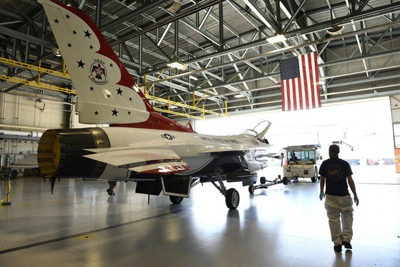 Först återställas. I Usa rullade ut F-16 med ökat flygande resurs