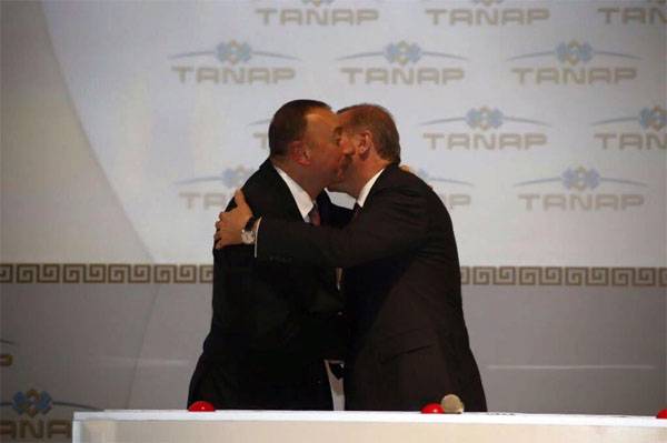 Aserbaidschan an d ' Tierkei eröffnen Gaspipeline no Europa. Direkte Konkurrent vun der Russescher