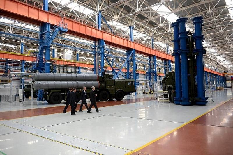 Sur les sept prochaines années. Fabricant-400 chargé des commandes jusqu'en 2025