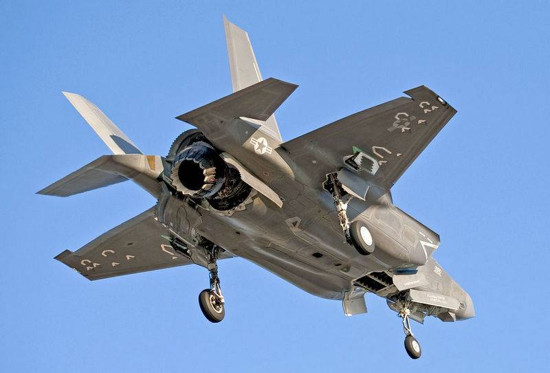 Zu klenge Radius. An den USA kritiséieren un Deck Versioun vun den F-35