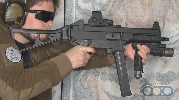 Hvilken slags maskinpistol bevæbnede amerikanske militær?
