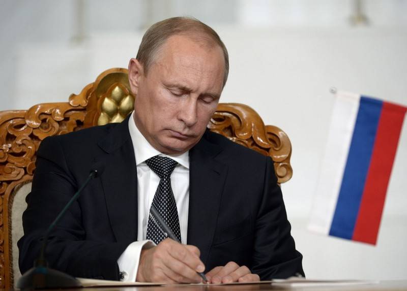 The President signed the law of contracti