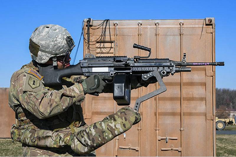 Déi Drëtt Hand. An den USA testet d 'Instrument fir d' Erliichteren vum Gewichts der Waff