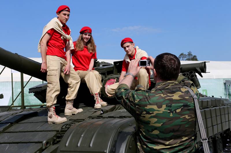 Jugendaarbecht: Ausflich op militäresch Ziler fir Юнармии