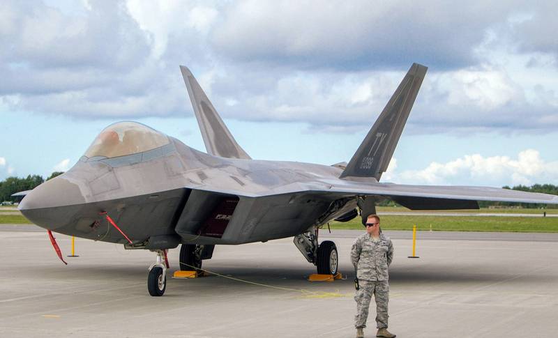 A su-35 with it here? The authors NI spoke about the vulnerability of the F-22