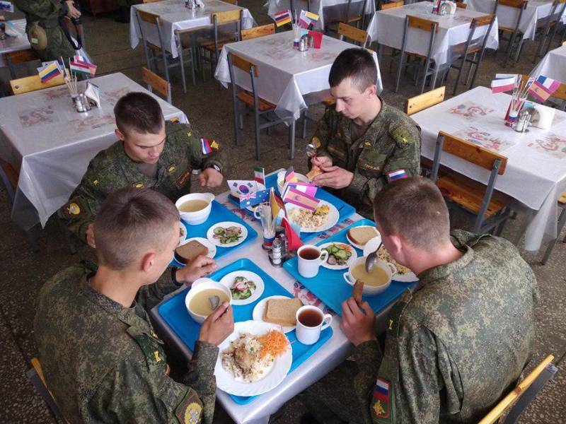 Hôtel le service. Les jours de la cuisine nationale dans le SOLEIL de la fédération de RUSSIE