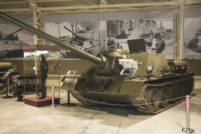 Historier om kanoner. SU-100 på ydersiden og inde