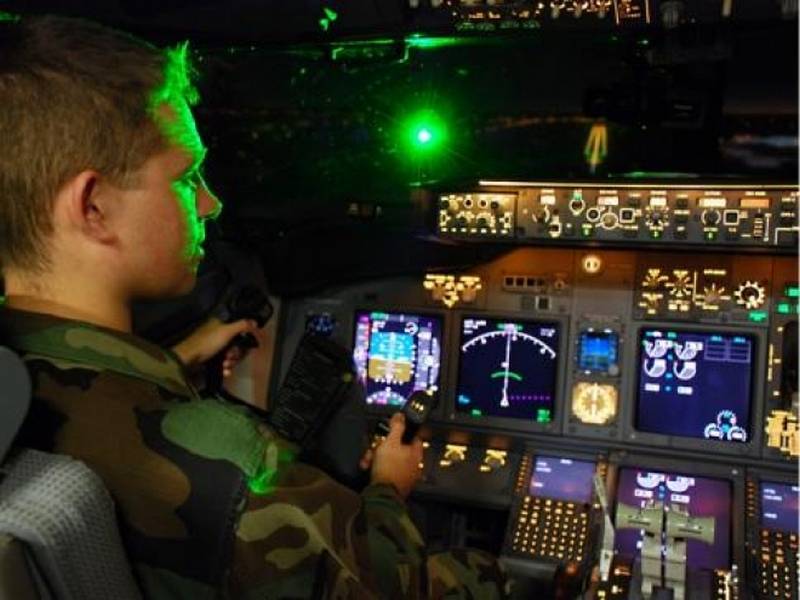 Les pilotes des états-UNIS continuent d'éblouir le laser dans la région de la mer de chine Orientale