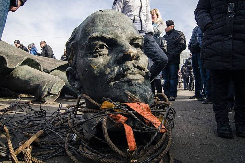 Nastuchit on the monument. In Ukraine, created a website to combat the 