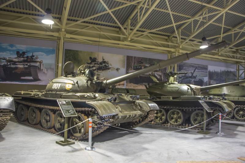 Geschichten iwwer d ' Waffen. Tank T-62 vu baussen a bannen