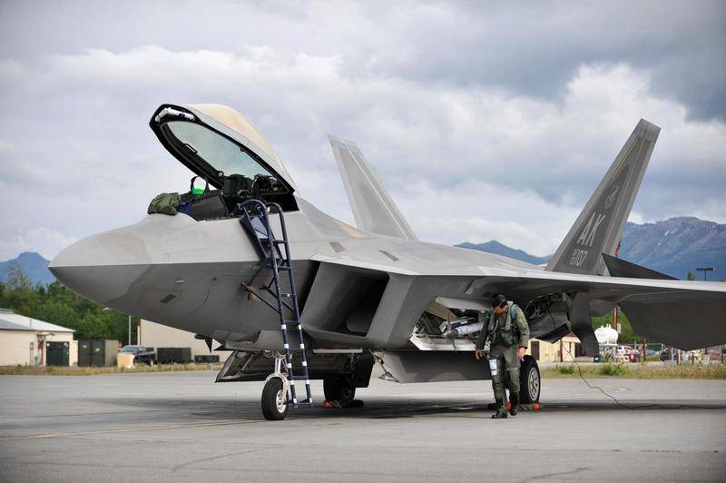 Fir d ' Eindämmung vun der Russescher Aggression. USA iwwerdroen an Europa d ' F-22