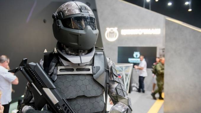 Exoskeleton, hjelmen af usynlighed og robotter: 