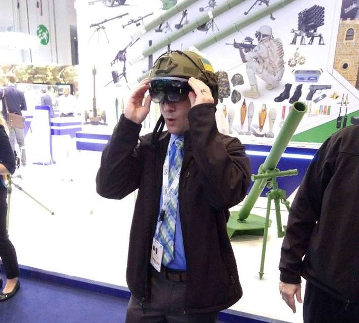 Ukrainske Krystalklar Rustning på IDEX-2019 præsenteret hjelmen augmented reality