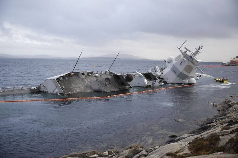 Noruego fragata F 313 Helge Ingstad se levantaron con la ayuda de плавкранов
