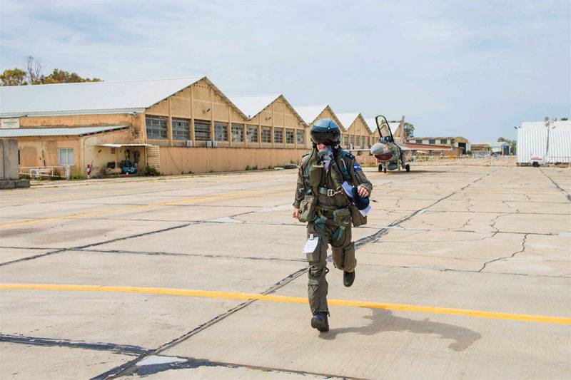 La fuerza aérea de israel lanzó un ataque de misiles sobre Gaza en respuesta a las bolas con explosivos